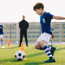 サッカーの練習をする少年